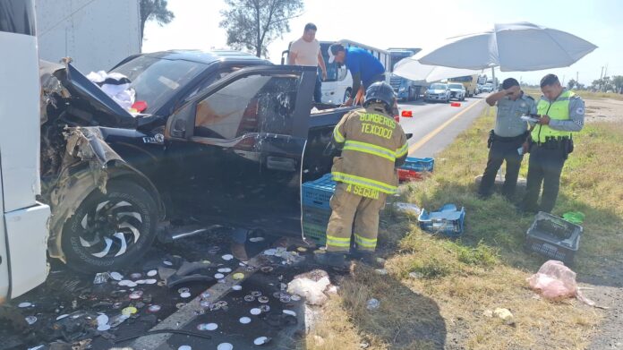 Choque entre camioneta y autobús en autopista Peñón-Texcoco deja 16 lesionados