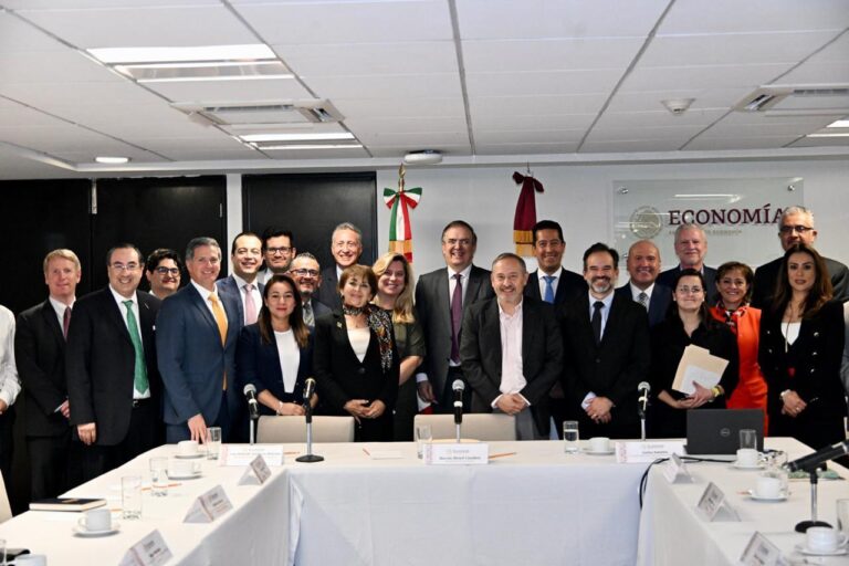 El secretario Marcelo Ebrard respalda plan para duplicar la industria de semiconductores en México al término del sexenio