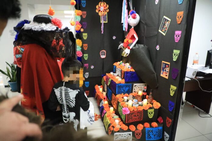 "Es una alegría ver a las niñas y los niños con creativos disfraces celebrar Día de Muertos", afirma Ulises Lara López