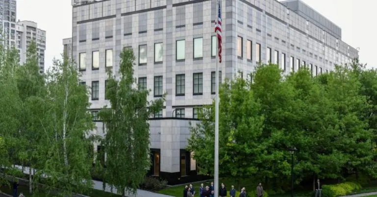 Kiev reprocha a aliados por cierre temporal de embajadas