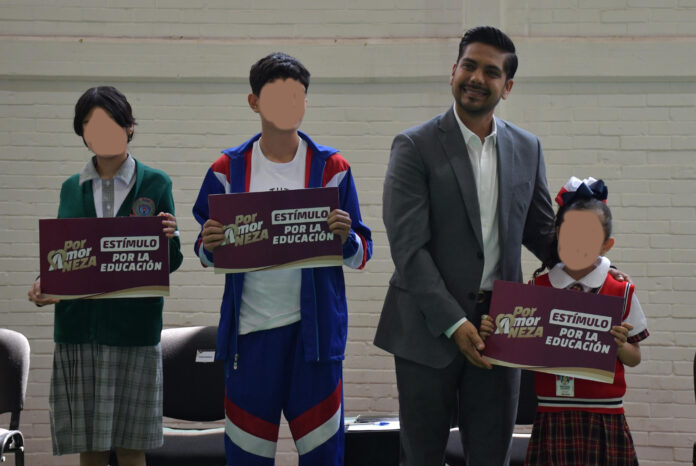 lcalde Adolfo Cerqueda Rebollo entrega más de 10 mil estímulos educativos en Nezahualcóyotl