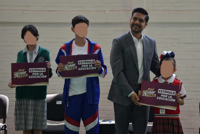 Alcalde Adolfo Cerqueda Rebollo entrega más de 10 mil estímulos educativos en Nezahualcóyotl