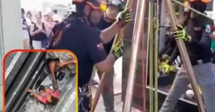 video_rescatan_a_dos_mujeres_tras_caer_en_tumba_de_panteon_en_monterrey