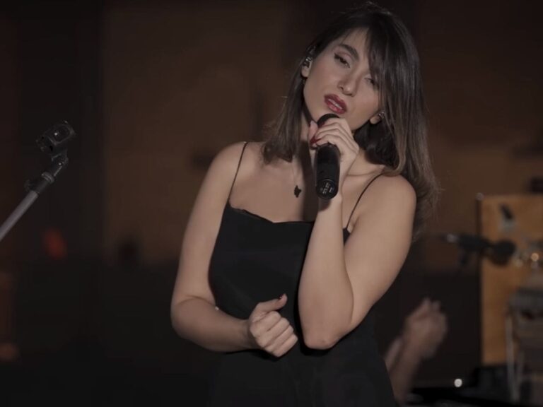 Liberan a Parastoo Ahmadi, la cantante iraní que fue arrestada por cantar sin velo