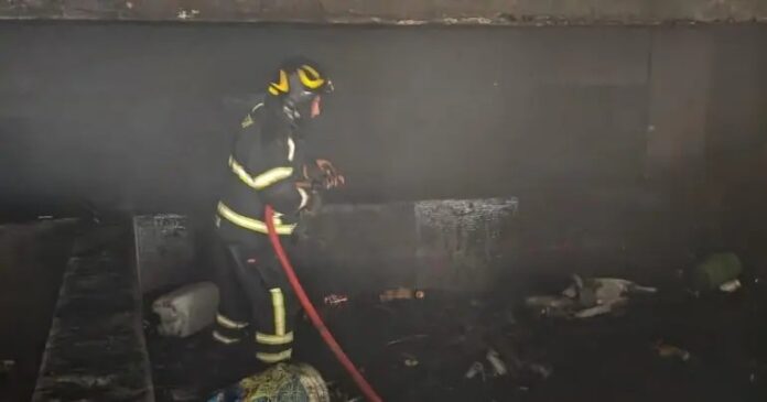 Mueren dos personas tras incendio en una bodega de la Central de Abasto