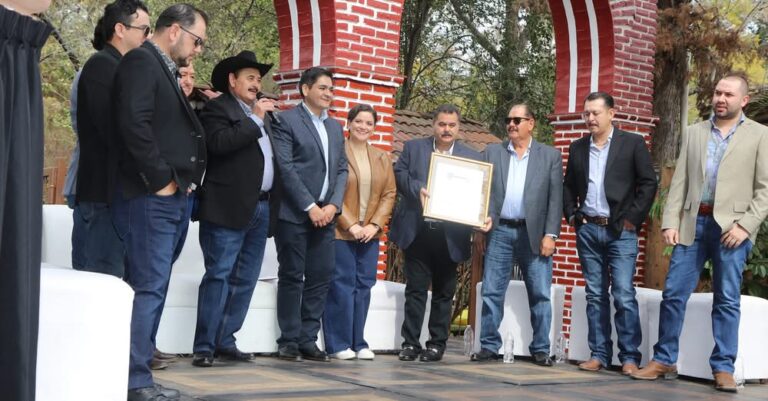 Los Huracanes del Norte ya tienen avenida propia y reciben las llaves de la ciudad en Tangancícuaro, Michoacán