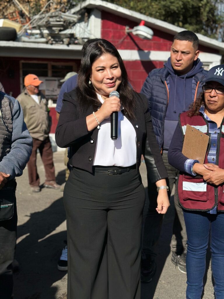 Para mejorar servicios urbanos y protección civil entregan unidades Lourdes Paz Reyes