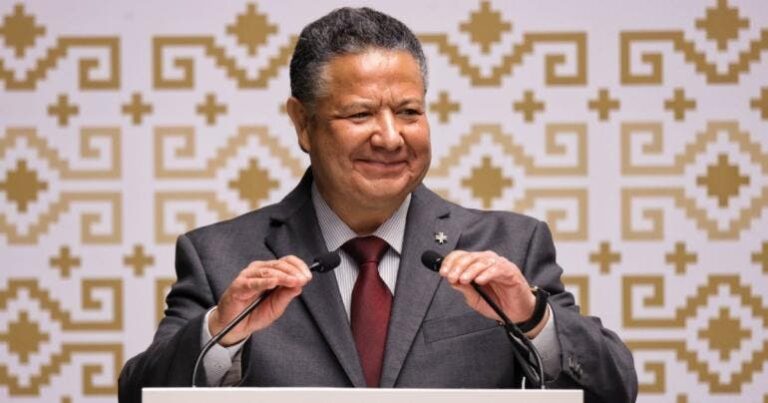 Gobernador de Hidalgo se desvanece durante recorrido en Feria de Servicios en Actopan