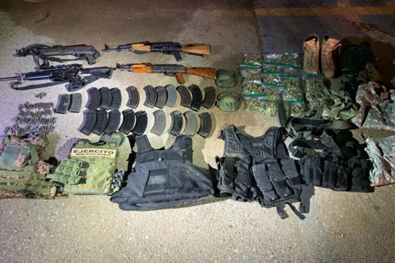 Aseguran armas y chalecos tácticos en 10 estados; cae líder criminal de Guatemala