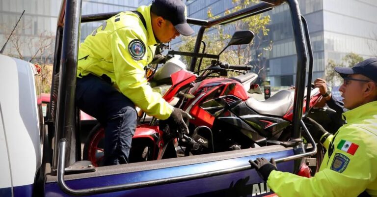 Retiran vehículos mal estacionados en San Ángel y Periférico Sur como parte del operativo de Liberación de Vialidades Retiran vehículos mal estacionados en San Ángel y Periférico Sur como parte del operativo de Liberación de Vialidades