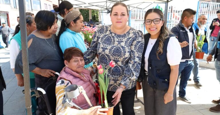 Romina Contreras impulsa conciencia ambiental con entrega de tulipanes en Huixquilucan