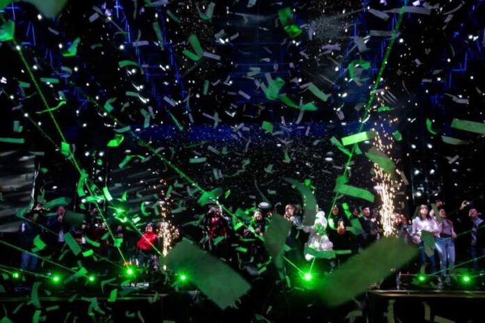 Celebran más de 200 mil personas la llegada del Año Nuevo en la discoteca más grande del mundo con Polymarchs en Paseo de la Reforma