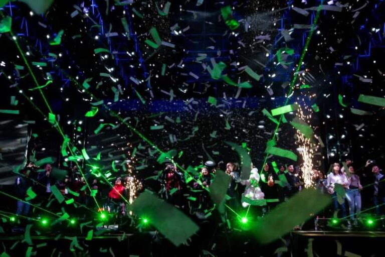 Celebran más de 200 mil personas la llegada del Año Nuevo en la discoteca más grande del mundo con Polymarchs en Paseo de la Reforma