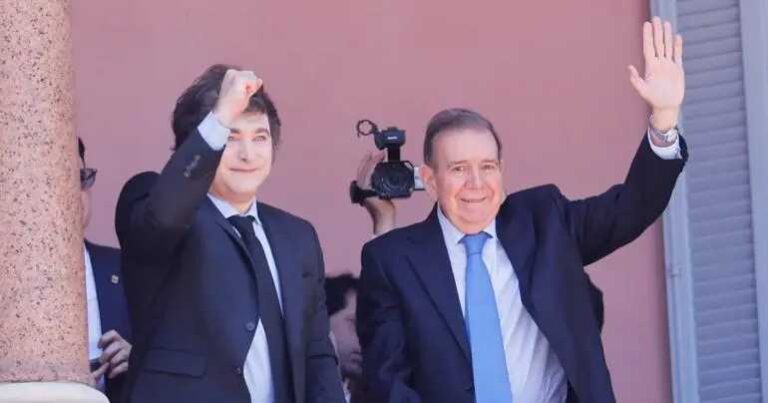 Milei y González Urrutia reciben apoyo de venezolanos desde el balcón de Casa Rosada