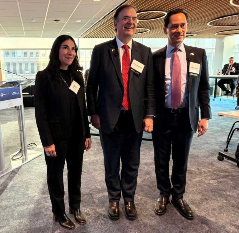 El secretario de Economía, Marcelo Ebrard, promueve en Detroit colaboración México-EEUU en materia automotriz