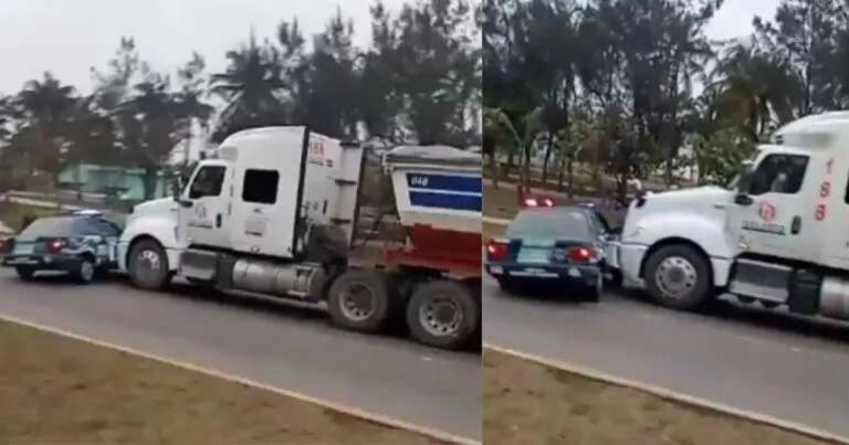 Tráiler impacta y arrastra patrulla de tránsito con oficiales dentro en Veracruz