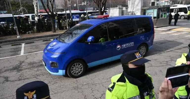 El expresidente surcoreano Yoon acude a declarar en el juicio que decidirá si se extiende su arresto