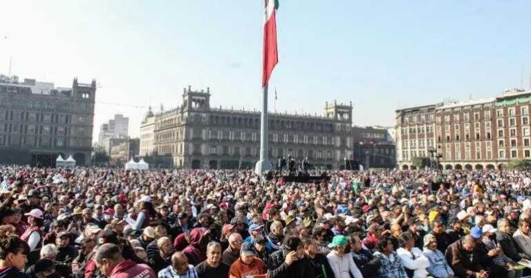 Con un Zócalo lleno inicia reparto de pensión a hombres de 60 a 64 años