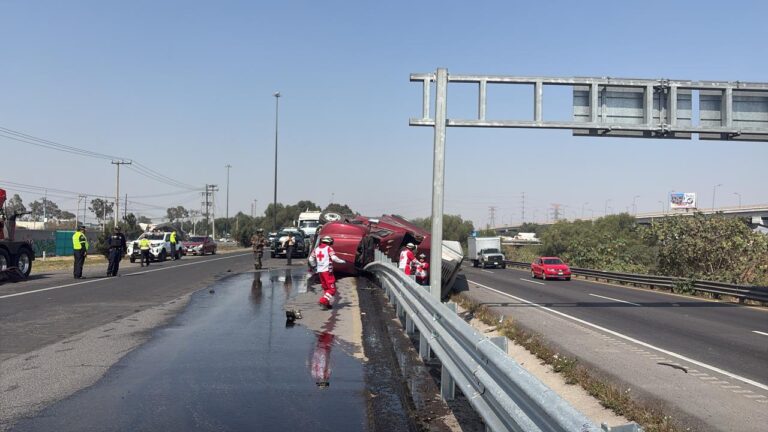 Volcadura de tráiler en el Circuito Exterior Mexiquense deja dos heridos y provoca derrame de diésel