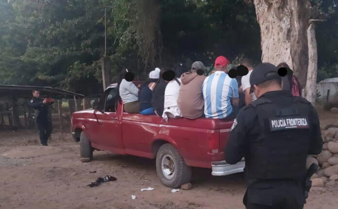 Rescatan a 25 migrantes cubanos abandonados en carretera ejidal de Suchiate, Chiapas