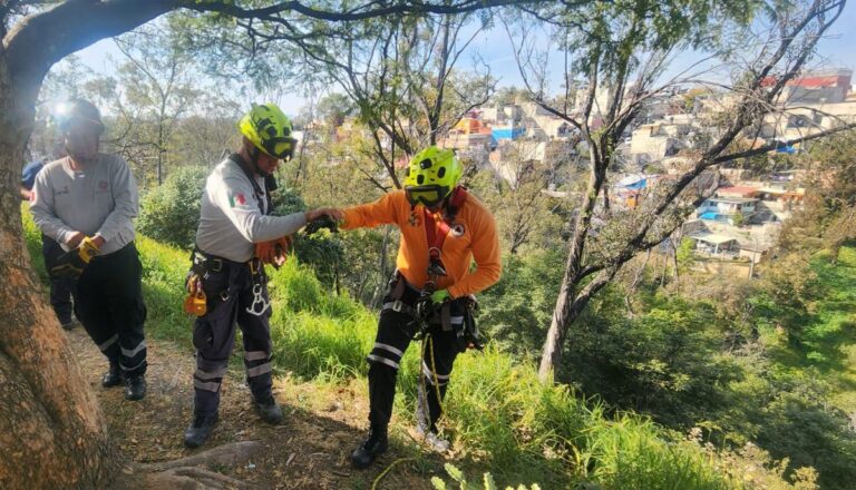 Rescatan a joven de 18 años tras caer a barranca de 70 metros en Álvaro Obregón