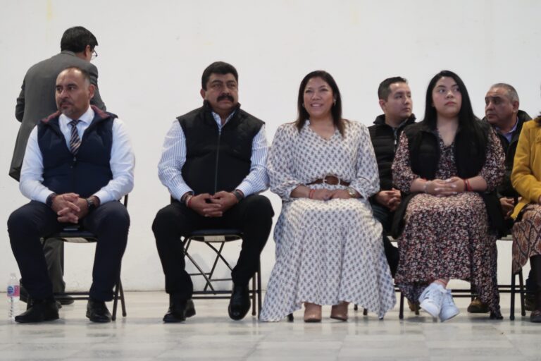 PRESENTARON A SERVIDORES PÚBLICOS DEL GOBIERNO DE TEXCOCO CON LAS AUTORIDADES AUXILIARES