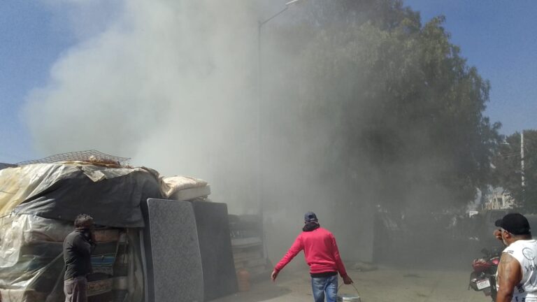 Bomberos de Ecatepec sofocan incendio en centro de acopio irregular en Sagitario 10
