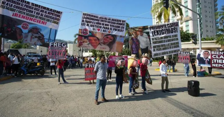 Protestan maestros y damnificados por huracanes durante visita de Sheinbaum a Acapulco