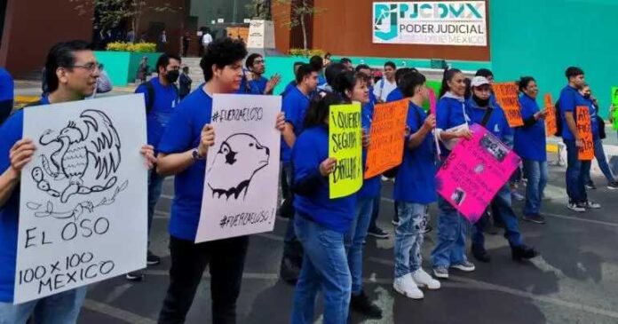 Tras bloqueo, trabajadores de ‘El Oso logran mesa de diálogo para recuperar materiales https://reflexion24informativo.com.mx/tras-bloqueo-trabajadores-de-el-oso-logran-mesa-de-dialogo-para-recuperar-materiales/