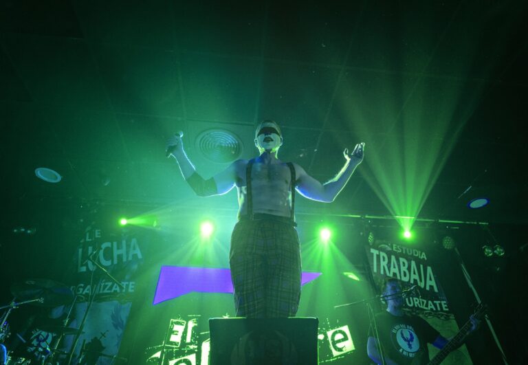 EL NOI DEL SUCRE Y SU PUNK ANARQUISTA LLENAN DE ENERGÍA Y EMOCIÓN EL ESTADIO FRAY NANO EN LA CDMX