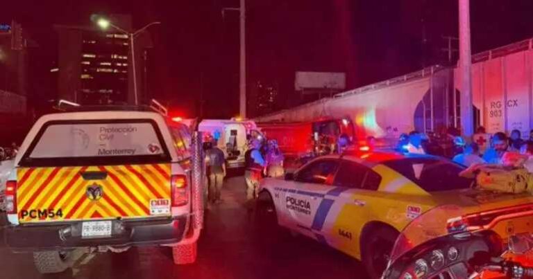 Choque entre tren y autobús en Monterrey deja un muerto y 25 heridos
