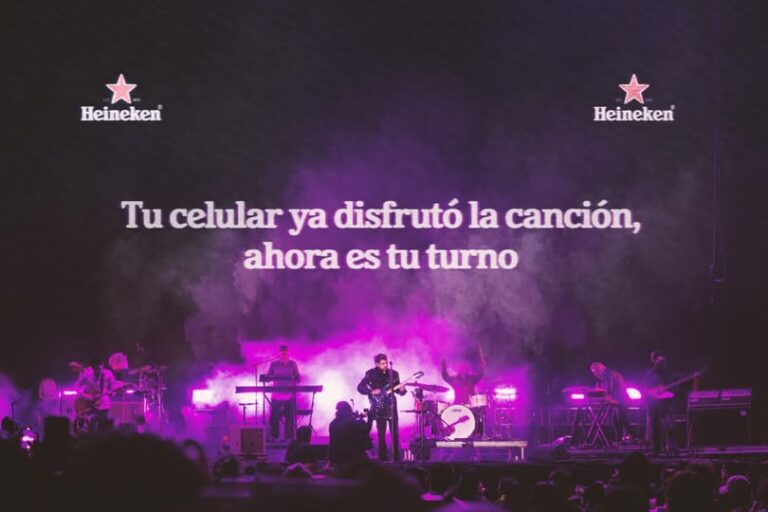 ¡Heineken lo hace de nuevo! Pide guardar celulares y disfrutar la música con Zoé
