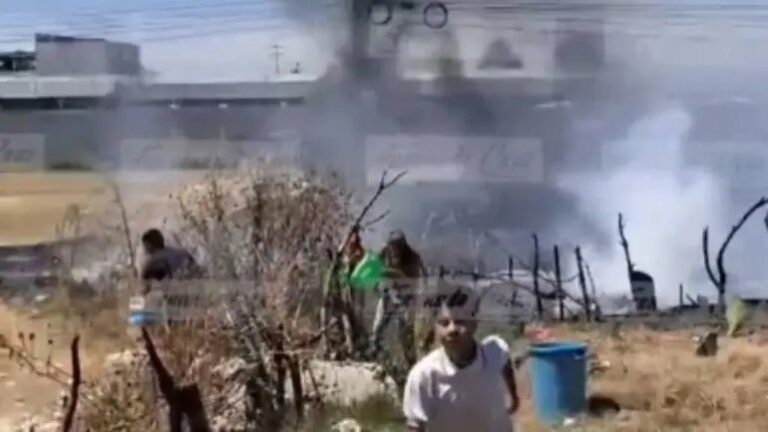 Estudiantes de secundaria sofocan incendio en Ecatepec con ayuda de vecinos