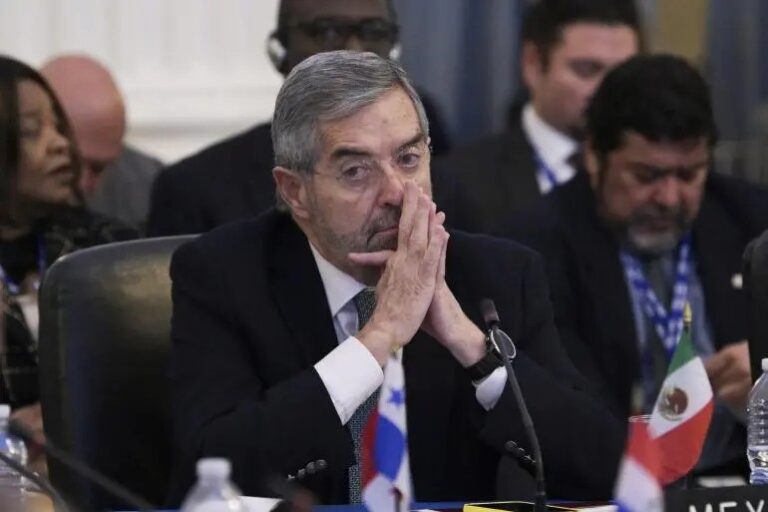 México dialoga por teléfono con Landau de seguridad, migración y comercio