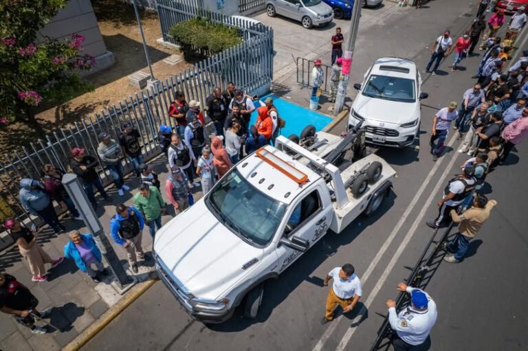 Retiran vehículos y reordenan comercio en inmediaciones del Hospital de Gineco-Pediatría 3A