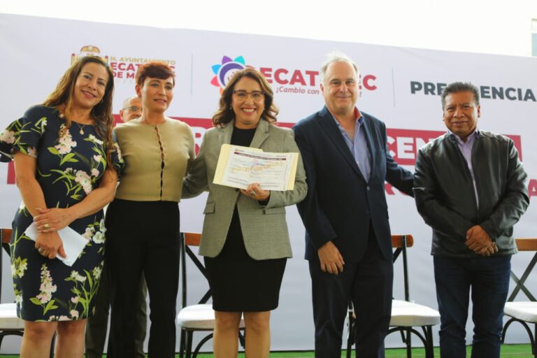 Entregan licencias de funcionamiento para regularizar unidades económicas en Ecatepec