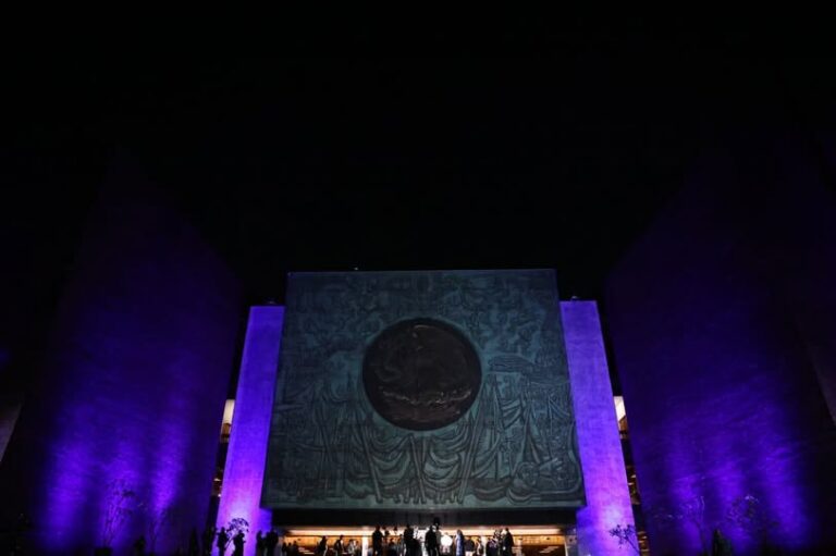 Ilumina Comisión de Igualdad de Género frontispicio de la Cámara de Diputados en color morado, para conmemorar el Día internacional de la Mujer