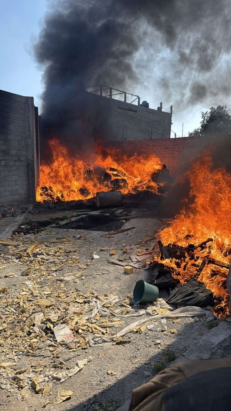 Bomberos sofocan incendio en bodega de poliuretano en Ecatepec