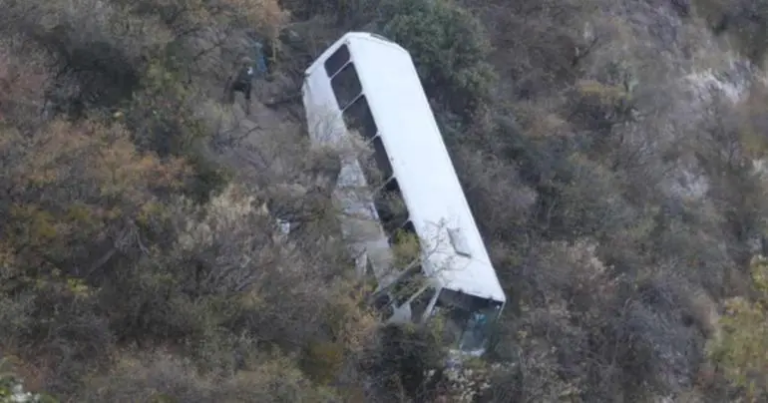 Autobús con 30 trabajadores cae a barranco en Tlaxcala; hay varios heridos