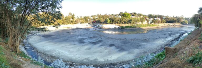 Aguas de Huixquilucan aplica 10 toneladas de cal viva para mitigar malos olores en la presa El Capulín