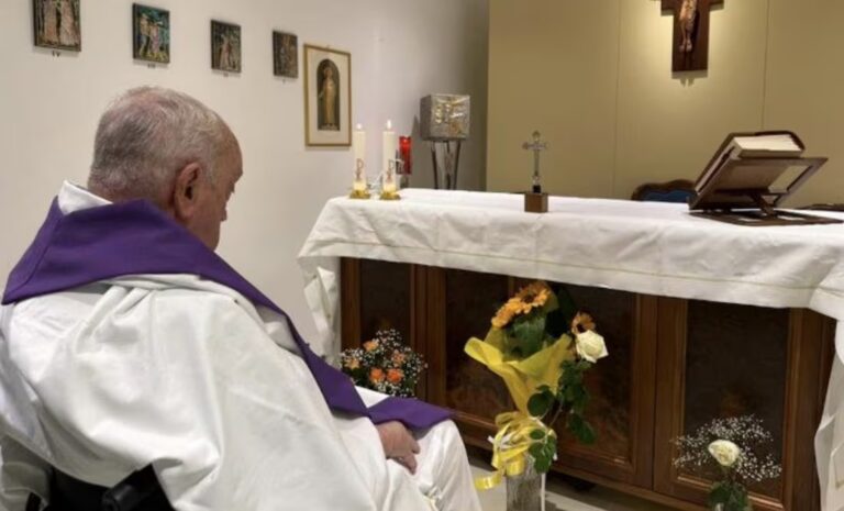 Vaticano difunde primera foto del Papa Francisco desde que fue hospitalizado; reportan su salud como “estable”