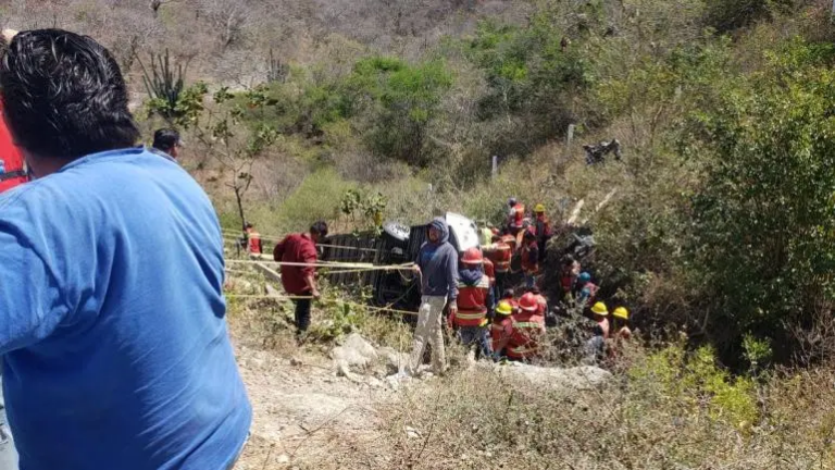 Al menos 18 muertos tras volcadura de autobús en autopista Mitla-Tehuantepec