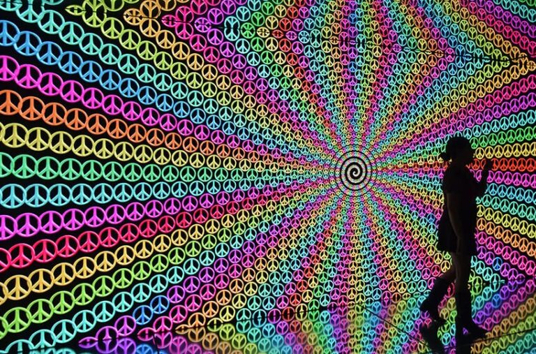 Party Across Time, Experiencia Inmersiva que Conecta la Música y la Fiesta de Distintas Épocas