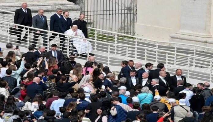 Papa Francisco aparece por sorpresa en la plaza de San Pedro en Domingo de Ramos