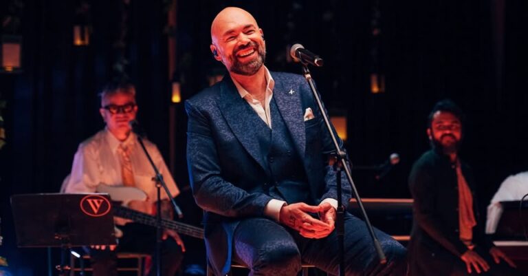 Santiago Cruz presenta “6:00 a.m. (versión 2025)” y anuncia gira “Quince De Caminos” en México