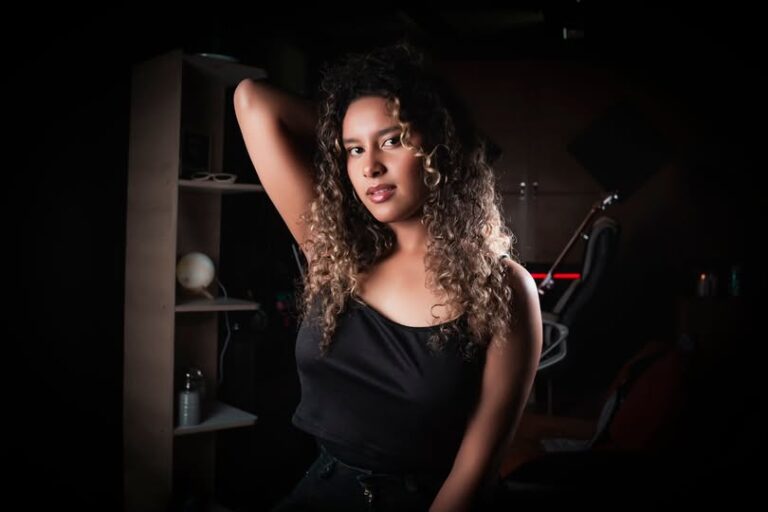 Malenna, la privilegiada voz colombiana presenta en México su nuevo sencillo “Me encandiló tu luz”