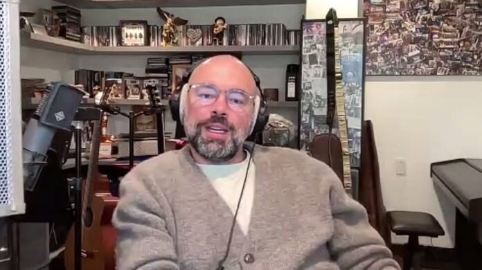 Santiago Cruz Emociona a México con su gira “Quince De Caminos” y el relanzamiento de “6:00 a.m. (versión 2025)”