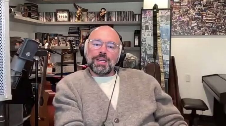 Santiago Cruz Emociona a México con su gira “Quince De Caminos” y el relanzamiento de “6:00 a.m. (versión 2025)”