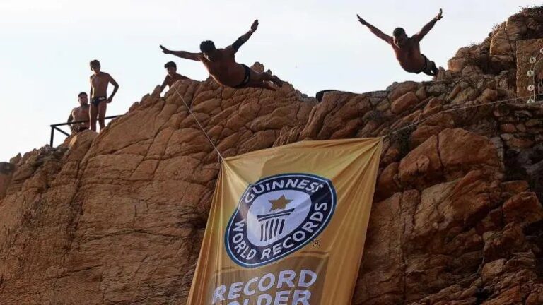 Clavadistas de La Quebrada reciben Récord Guinness por cinco millones de saltos de cabeza