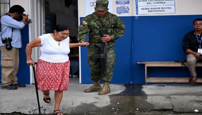 Ecuatorianos votan para elegir presidente entre Noboa y la izquierdista González